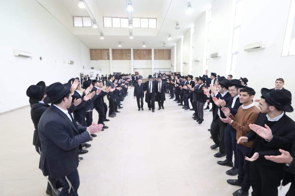 ישיבת 'באר יצחק – טלזסטון' העבירה את ספרי התורה