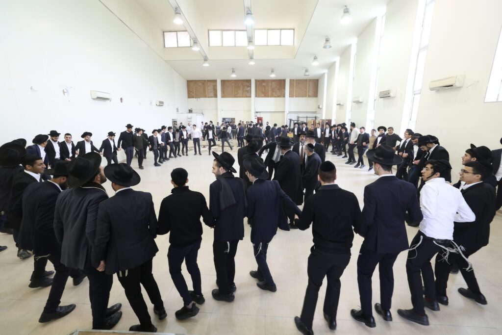 ישיבת 'באר יצחק – טלזסטון' העבירה את ספרי התורה