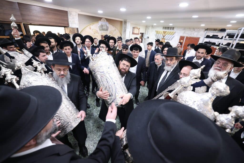 ישיבת 'באר יצחק – טלזסטון' העבירה את ספרי התורה