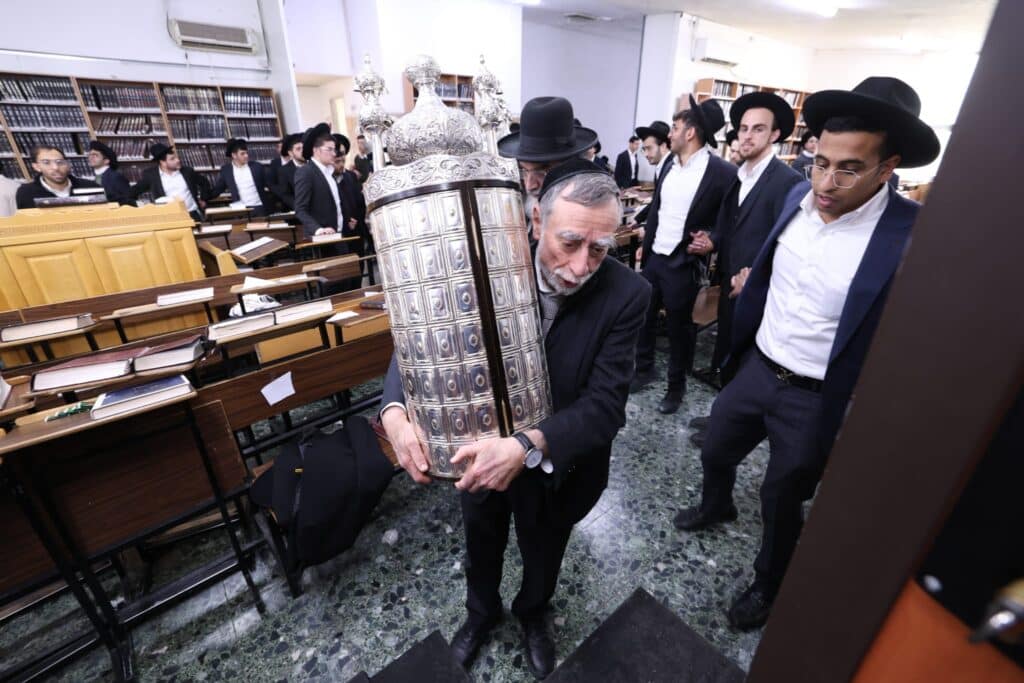 ישיבת 'באר יצחק – טלזסטון' העבירה את ספרי התורה