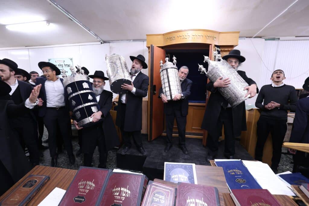 ישיבת 'באר יצחק – טלזסטון' העבירה את ספרי התורה