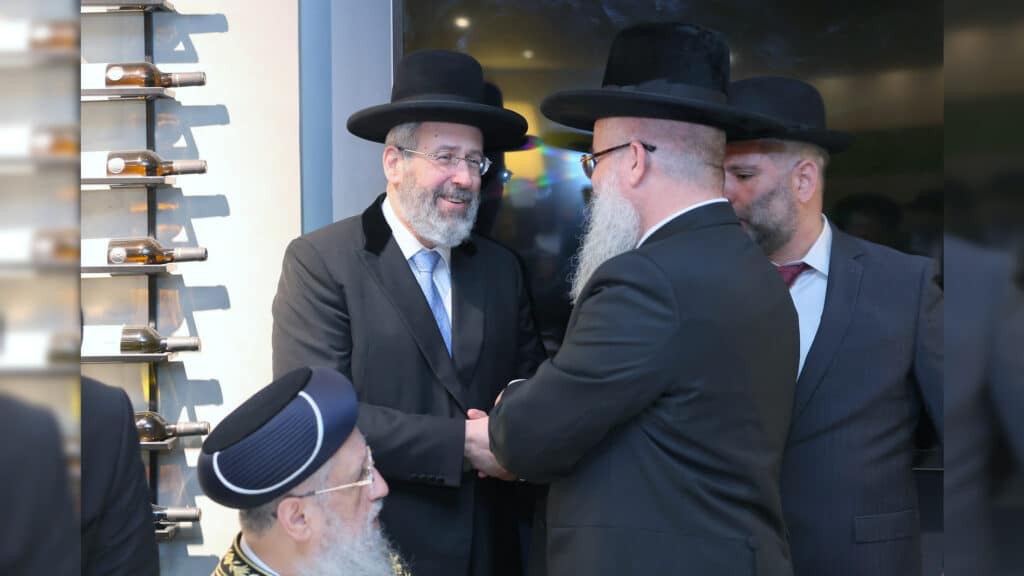 רבה של אור עקיבא השיא את בנו - רבים באו לברך