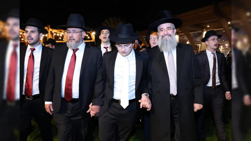 רבה של אור עקיבא השיא את בנו - רבים באו לברך