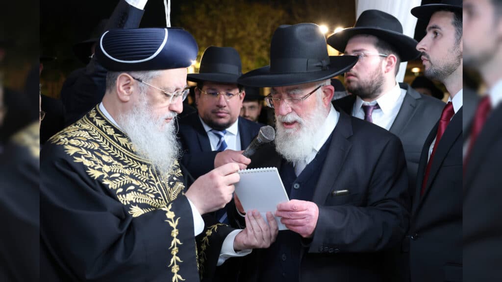 רבה של אור עקיבא השיא את בנו - רבים באו לברך