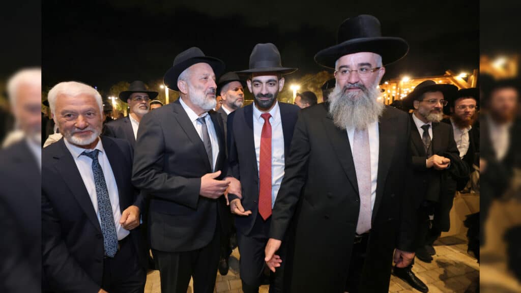 רבה של אור עקיבא השיא את בנו - רבים באו לברך