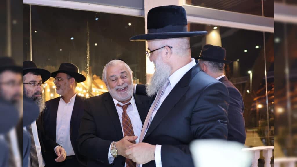 רבה של אור עקיבא השיא את בנו - רבים באו לברך