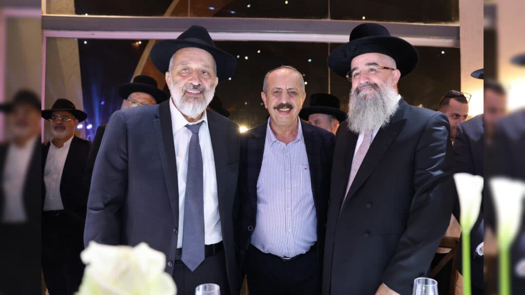 רבה של אור עקיבא השיא את בנו - רבים באו לברך