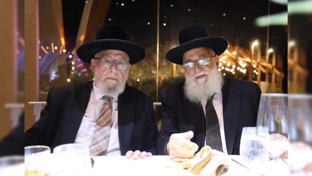 רבה של אור עקיבא השיא את בנו - רבים באו לברך