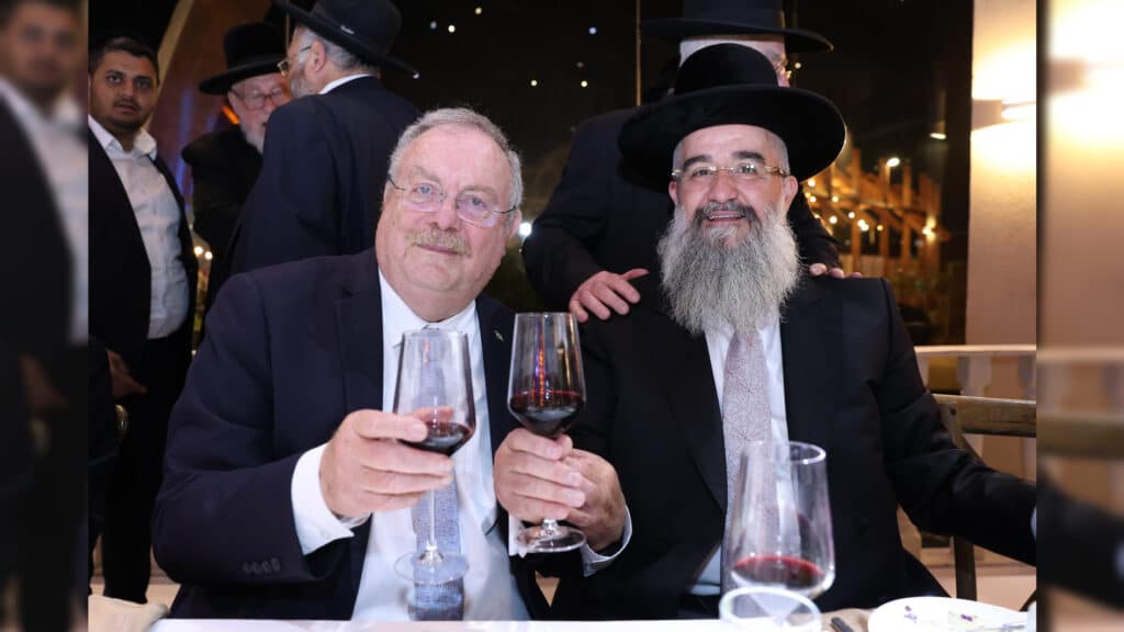 רבה של אור עקיבא השיא את בנו - רבים באו לברך