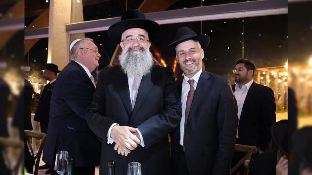 רבה של אור עקיבא השיא את בנו - רבים באו לברך