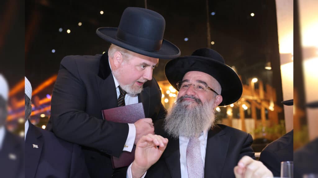 רבה של אור עקיבא השיא את בנו - רבים באו לברך