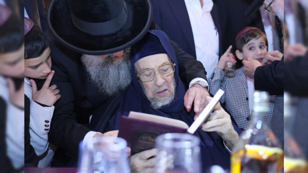 רבה של אור עקיבא השיא את בנו - רבים באו לברך