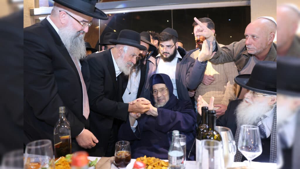 רבה של אור עקיבא השיא את בנו - רבים באו לברך