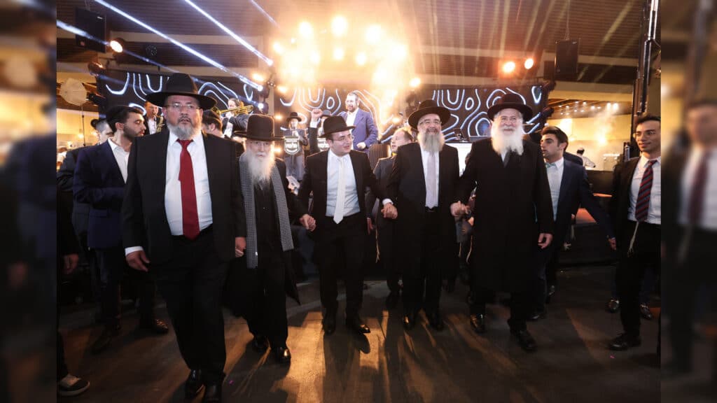 רבה של אור עקיבא השיא את בנו - רבים באו לברך