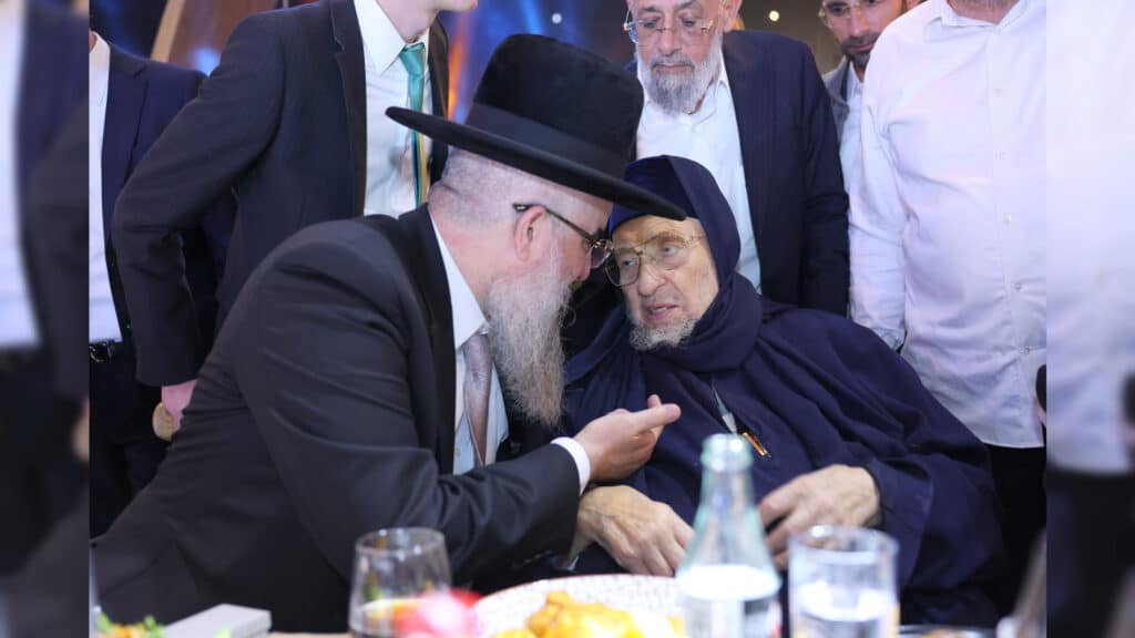 רבה של אור עקיבא השיא את בנו - רבים באו לברך