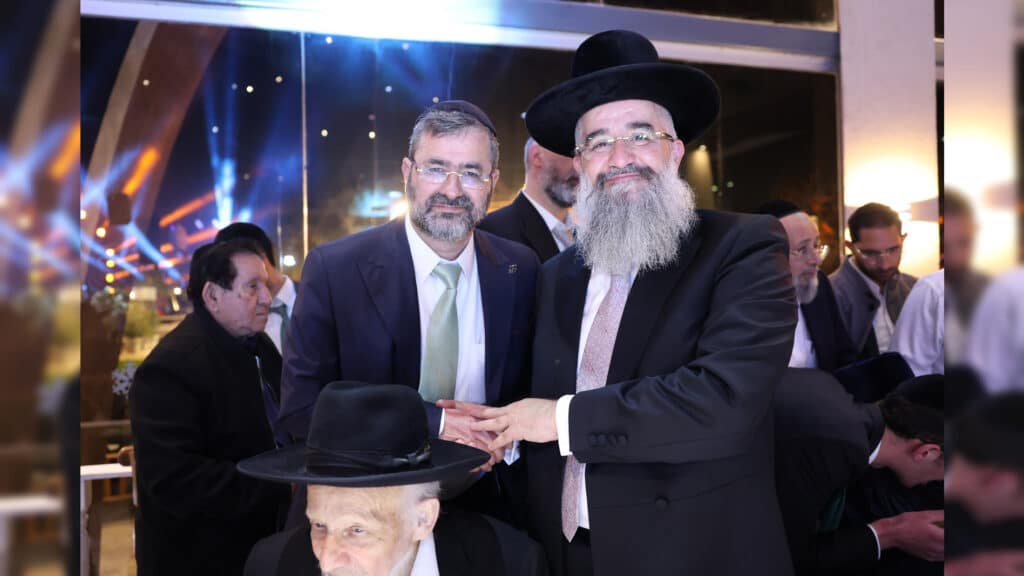 רבה של אור עקיבא השיא את בנו - רבים באו לברך