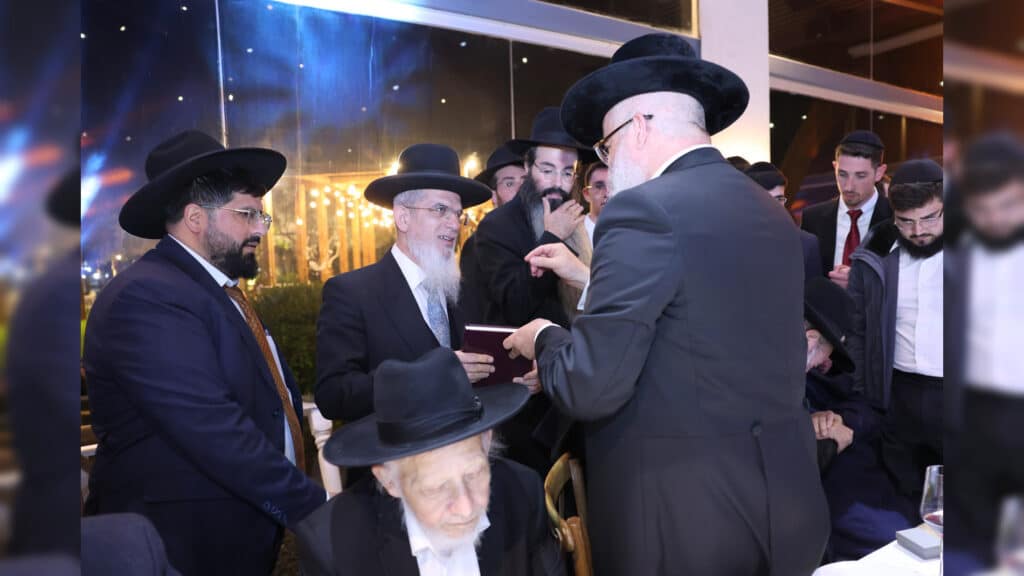 רבה של אור עקיבא השיא את בנו - רבים באו לברך