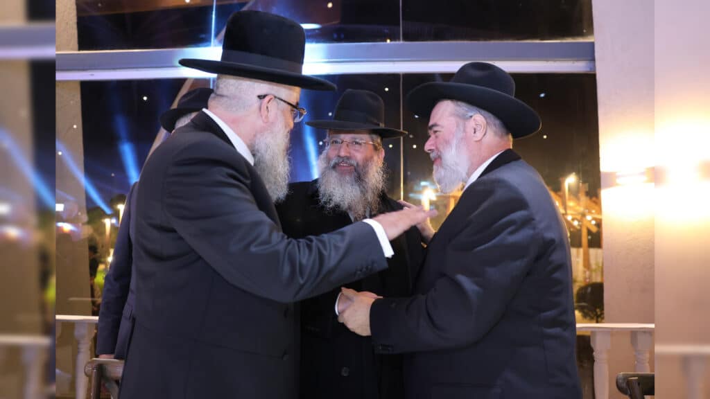 רבה של אור עקיבא השיא את בנו - רבים באו לברך