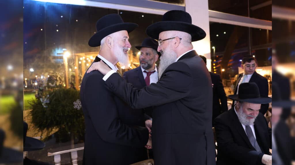 רבה של אור עקיבא השיא את בנו - רבים באו לברך