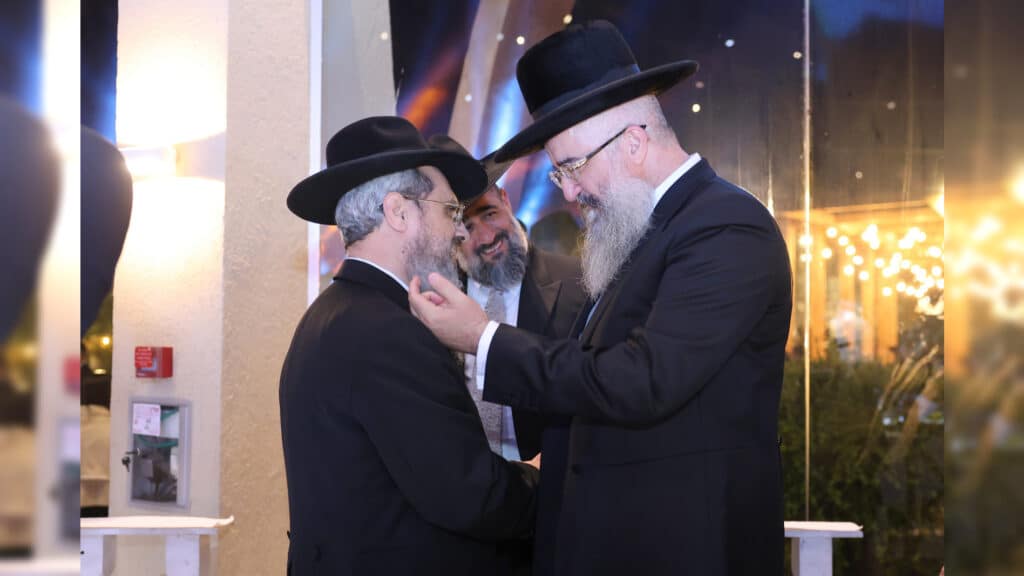 רבה של אור עקיבא השיא את בנו - רבים באו לברך