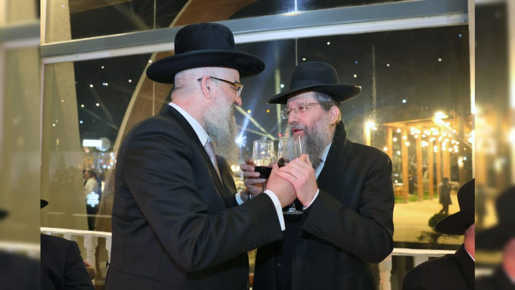 רבה של אור עקיבא השיא את בנו - רבים באו לברך