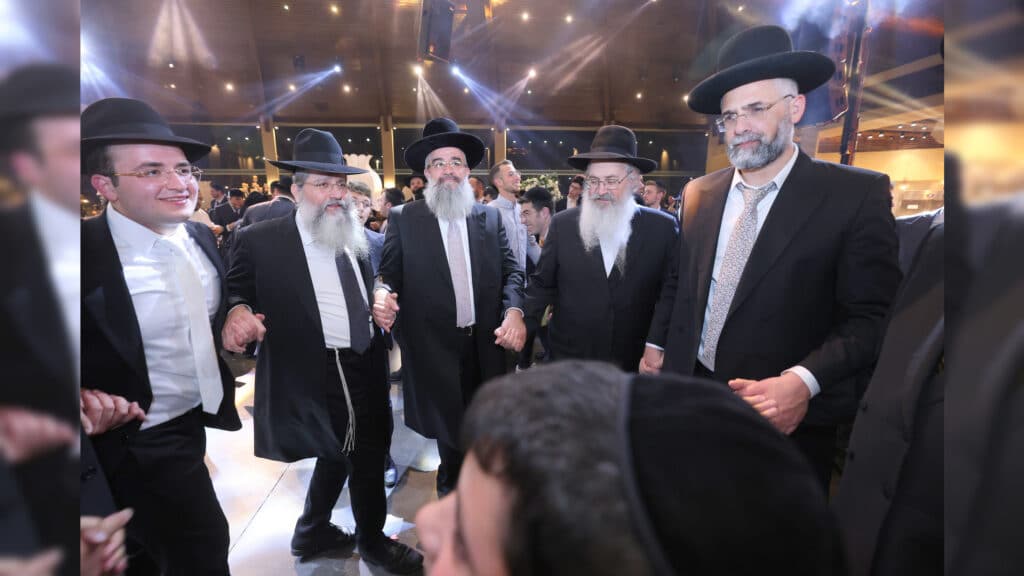 רבה של אור עקיבא השיא את בנו - רבים באו לברך