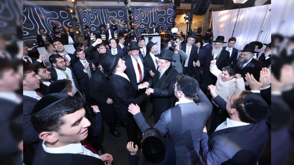 רבה של אור עקיבא השיא את בנו - רבים באו לברך