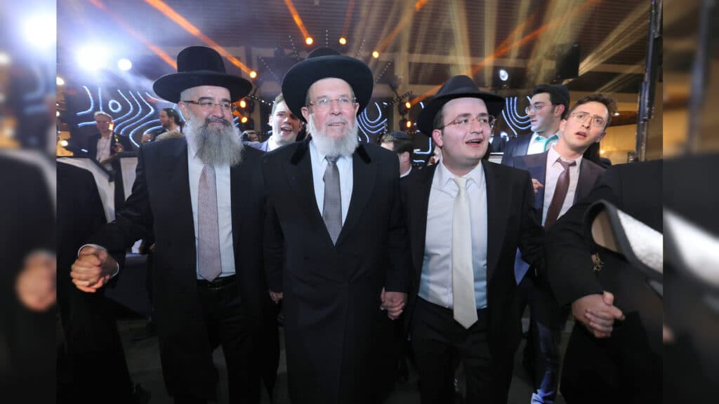 רבה של אור עקיבא השיא את בנו - רבים באו לברך