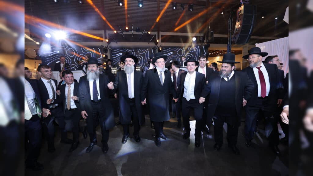 רבה של אור עקיבא השיא את בנו - רבים באו לברך