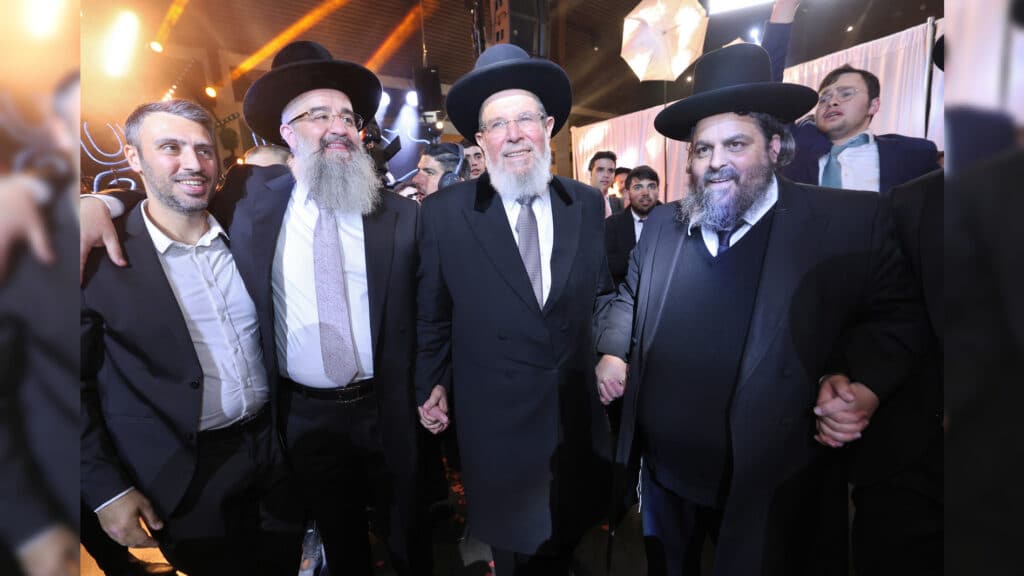 רבה של אור עקיבא השיא את בנו - רבים באו לברך