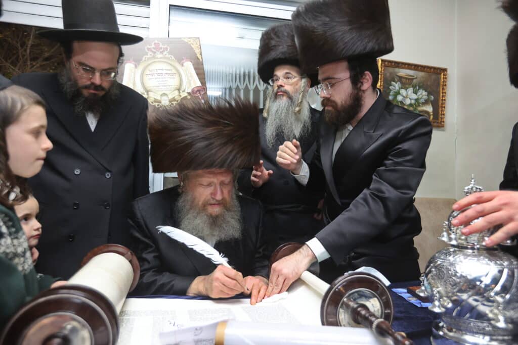 מעמד הכנסת ס"ת לבית הכנסת אהבת שלום ויז'ניץ בב"ש