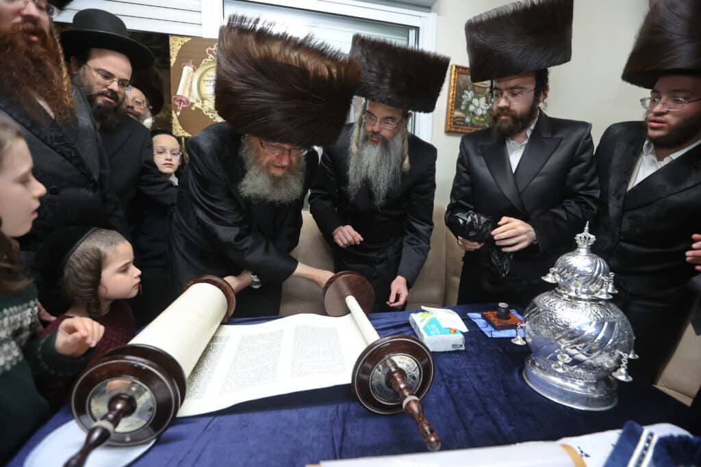 מעמד הכנסת ס"ת לבית הכנסת אהבת שלום ויז'ניץ בב"ש