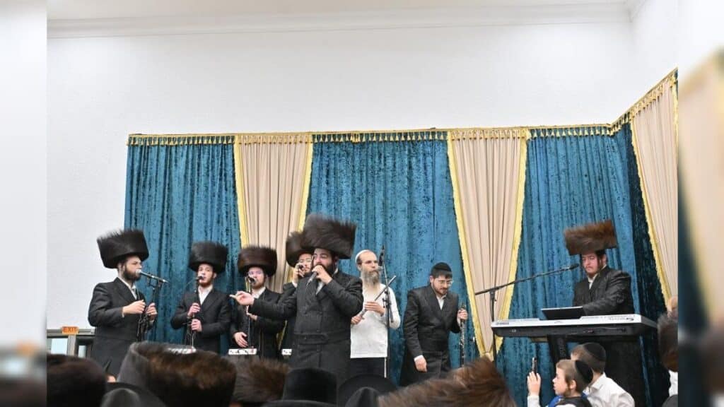 גלריה: שמחת הבר מצווה לבנו יחידו של האדמו"ר מנעשכיז