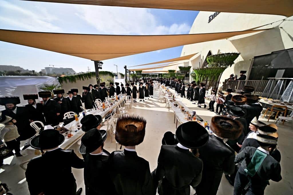 גלריה: אלפי חסידי ויז'ניץ התאחדו באילת בשבת היסטורית