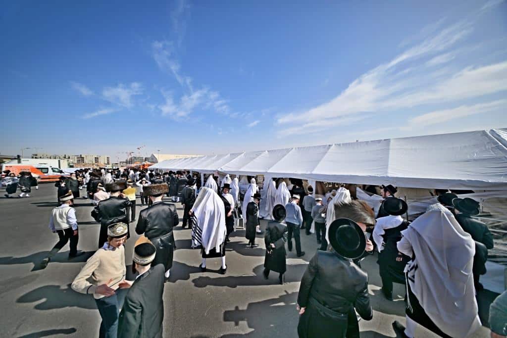 גלריה: אלפי חסידי ויז'ניץ התאחדו באילת בשבת היסטורית