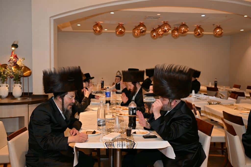 גלריה: אלפי חסידי ויז'ניץ התאחדו באילת בשבת היסטורית