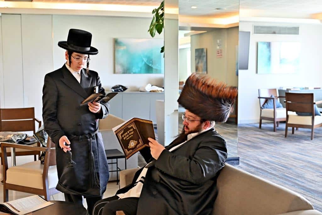 גלריה: אלפי חסידי ויז'ניץ התאחדו באילת בשבת היסטורית