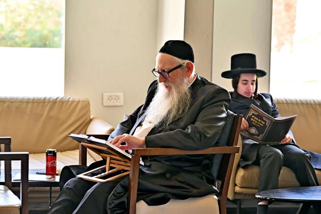 גלריה: אלפי חסידי ויז'ניץ התאחדו באילת בשבת היסטורית