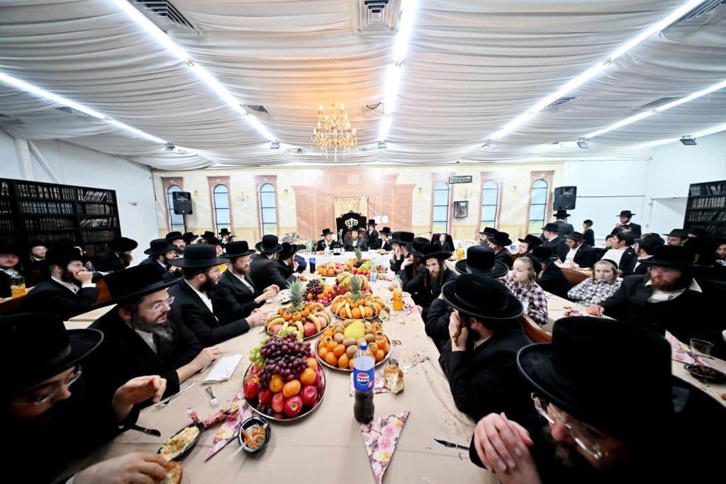 חמשה עשר בשבט בחצר הקודש ספינקא בבית שמש