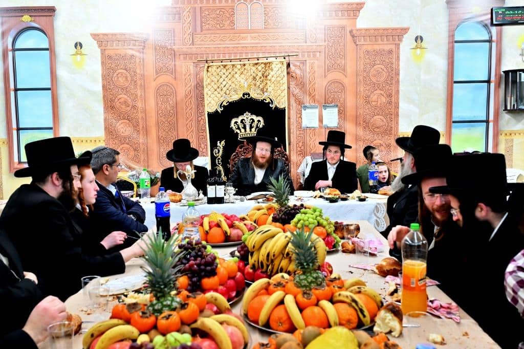 חמשה עשר בשבט בחצר הקודש ספינקא בבית שמש