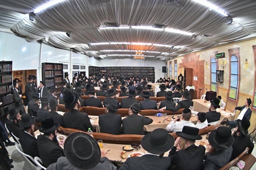 חמשה עשר בשבט בחצר הקודש ספינקא בבית שמש