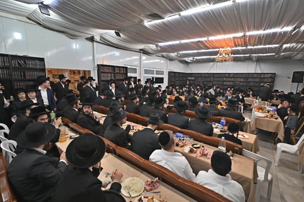 חמשה עשר בשבט בחצר הקודש ספינקא בבית שמש