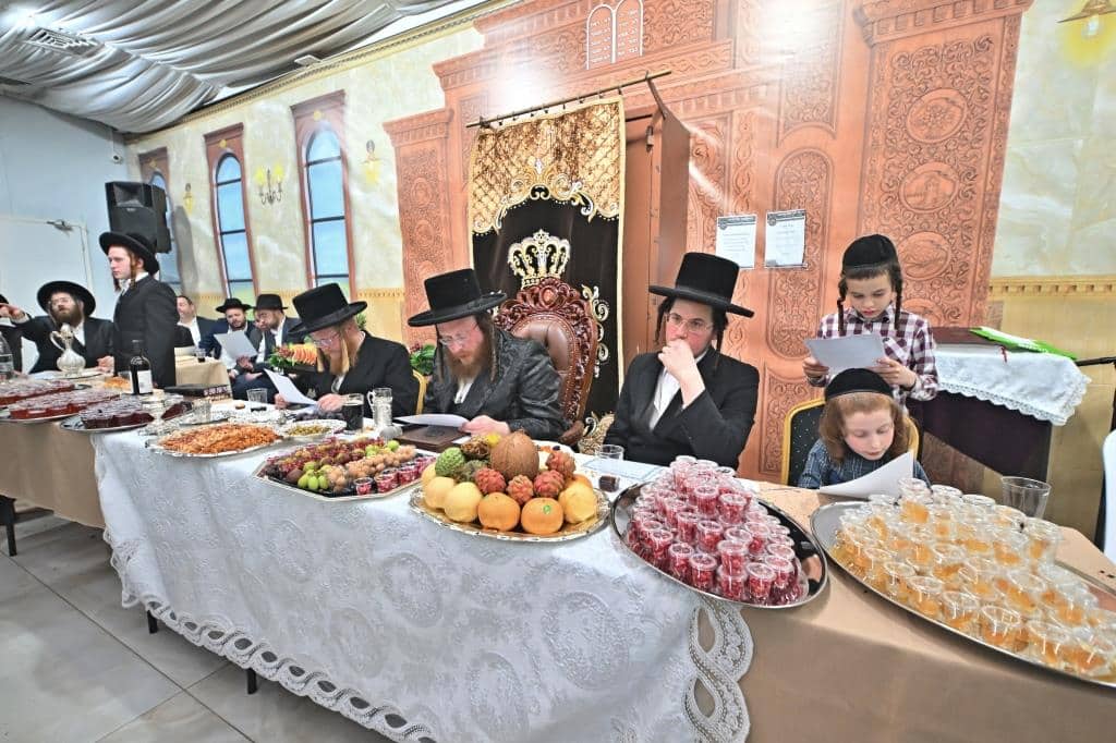 חמשה עשר בשבט בחצר הקודש ספינקא בבית שמש