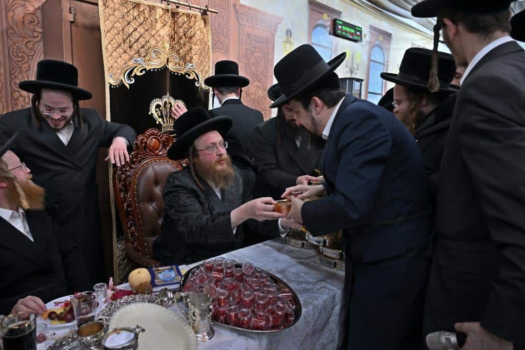 חמשה עשר בשבט בחצר הקודש ספינקא בבית שמש