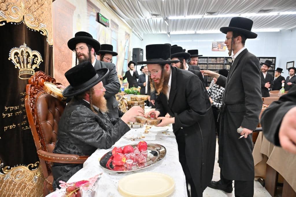 חמשה עשר בשבט בחצר הקודש ספינקא בבית שמש