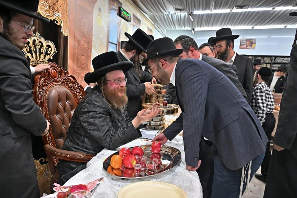 חמשה עשר בשבט בחצר הקודש ספינקא בבית שמש