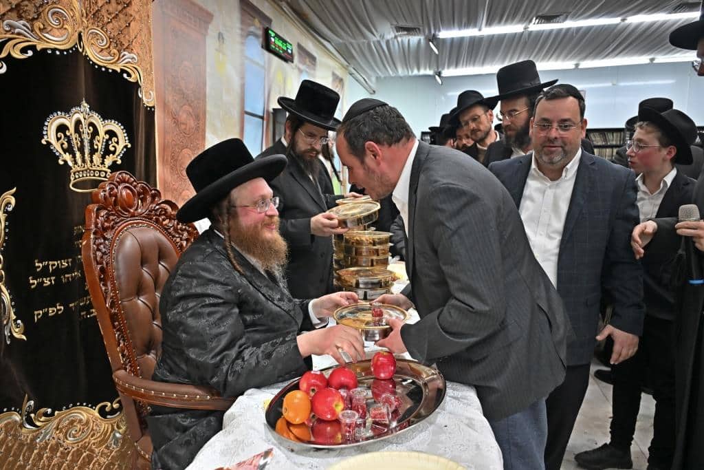 חמשה עשר בשבט בחצר הקודש ספינקא בבית שמש