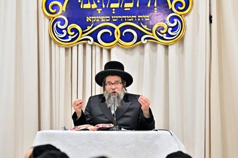 גלריה: האדמו"ר מסקולען מסר שיחת חיזוק בקהילת ספינקא
