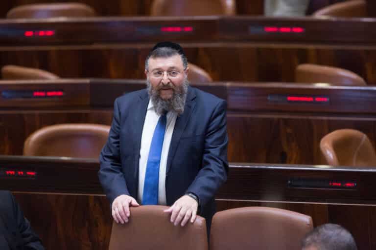 "במדינה שקמה מאפר השואה מונעים מיהודי להניח תפילין"