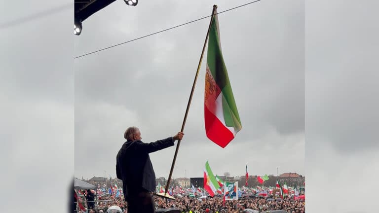 דמעות ודגלי ישראל: המפגן של יורש העצר האיראני במינכן